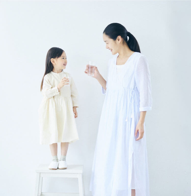 水を飲む親子の画像