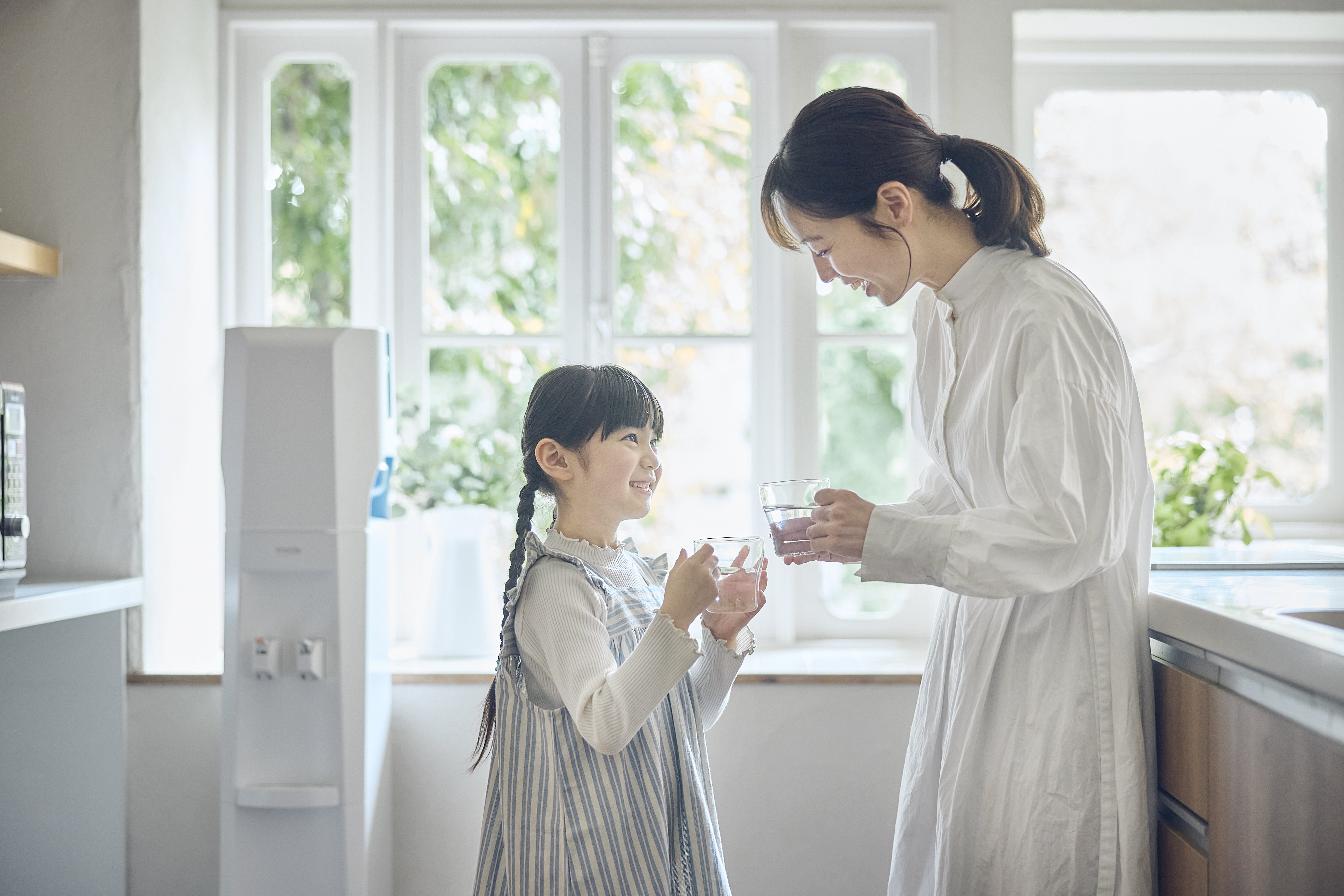 水を飲む親子の画像