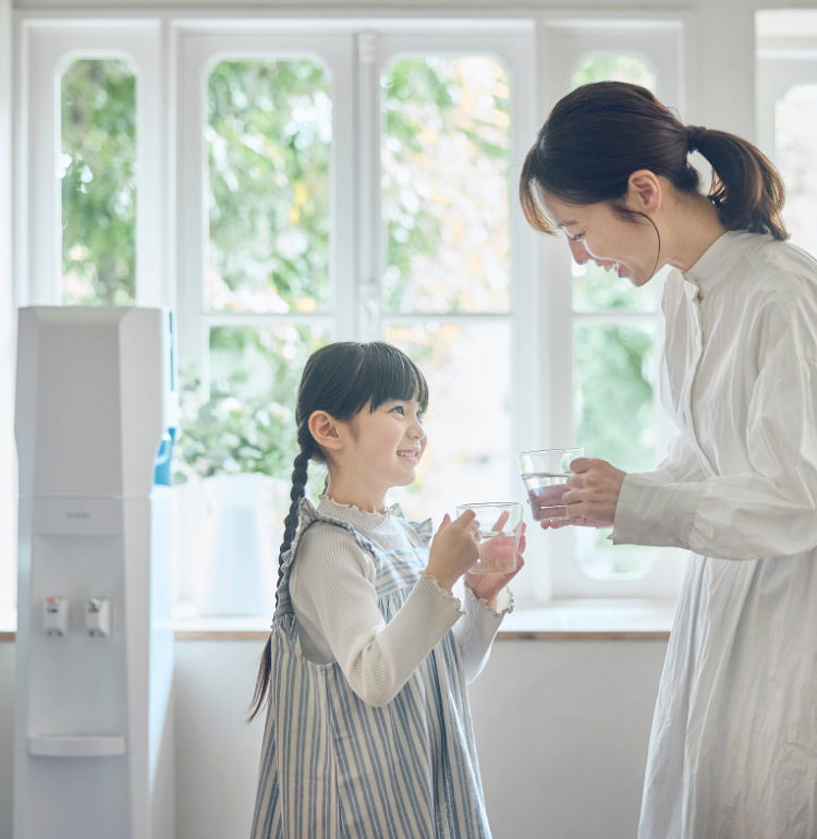 水を飲む親子の画像